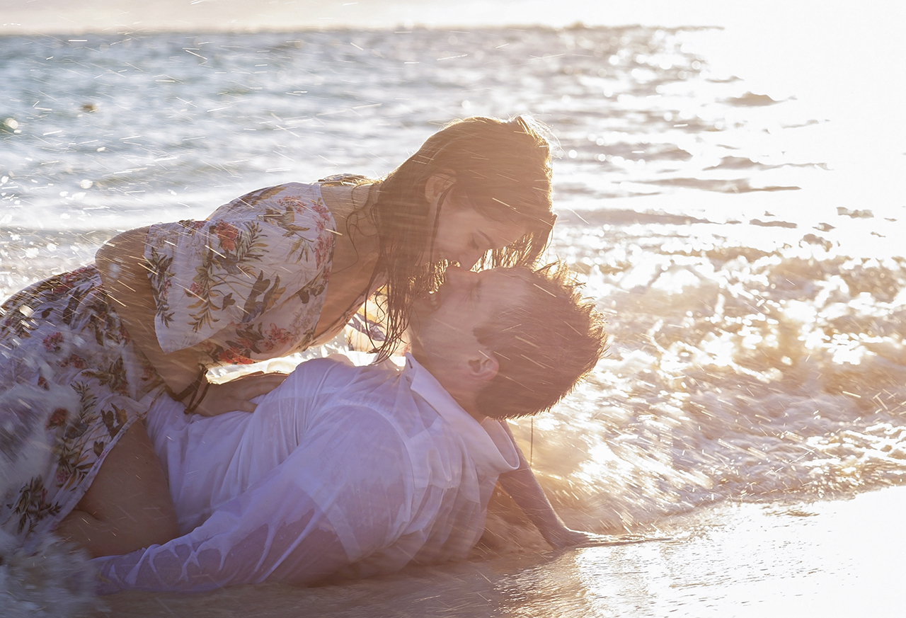 punta cana wedding photographer photoshoot on a beach with bride and groom 20