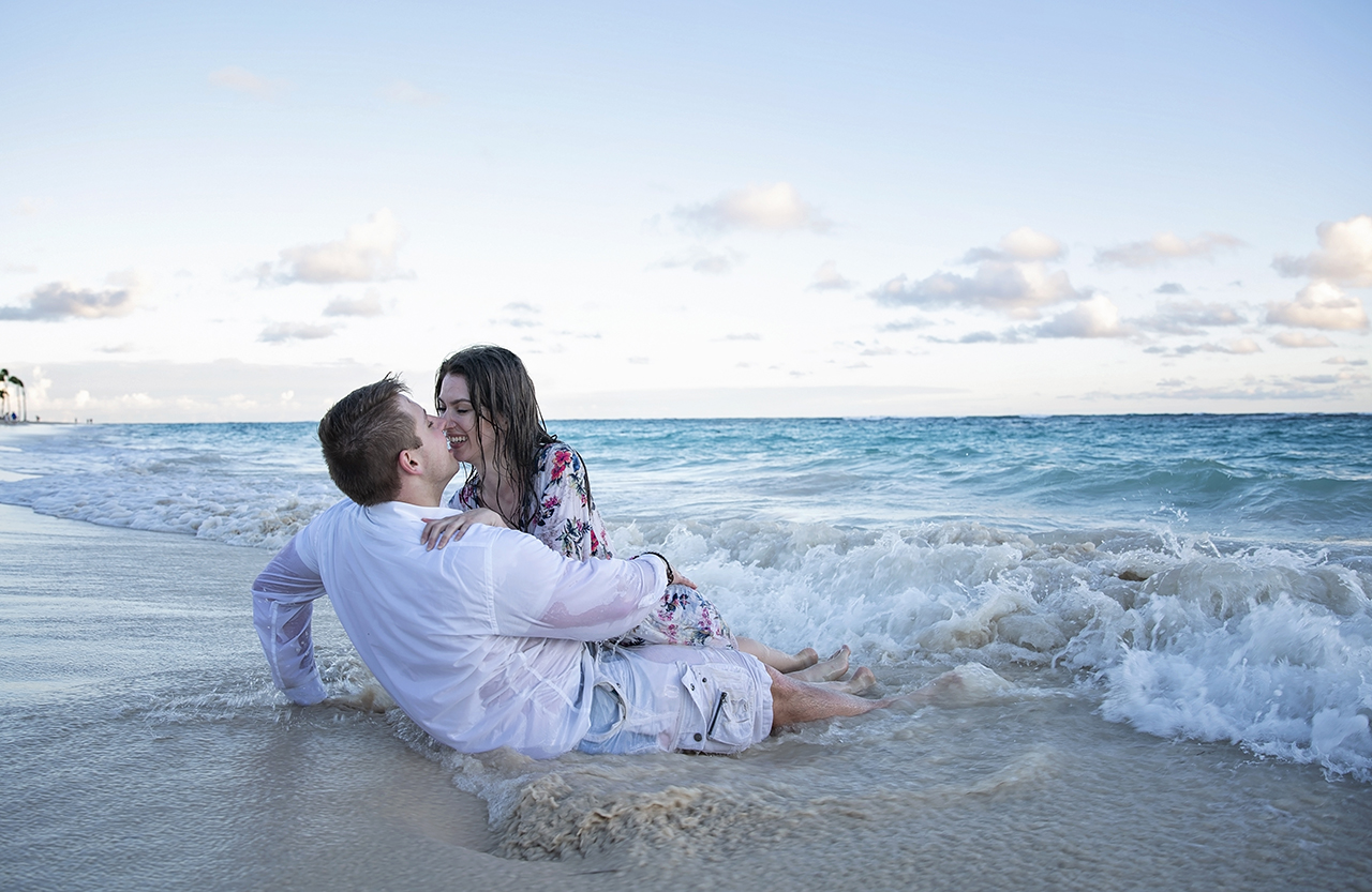 punta cana wedding photographer photoshoot on a beach with bride and groom 25