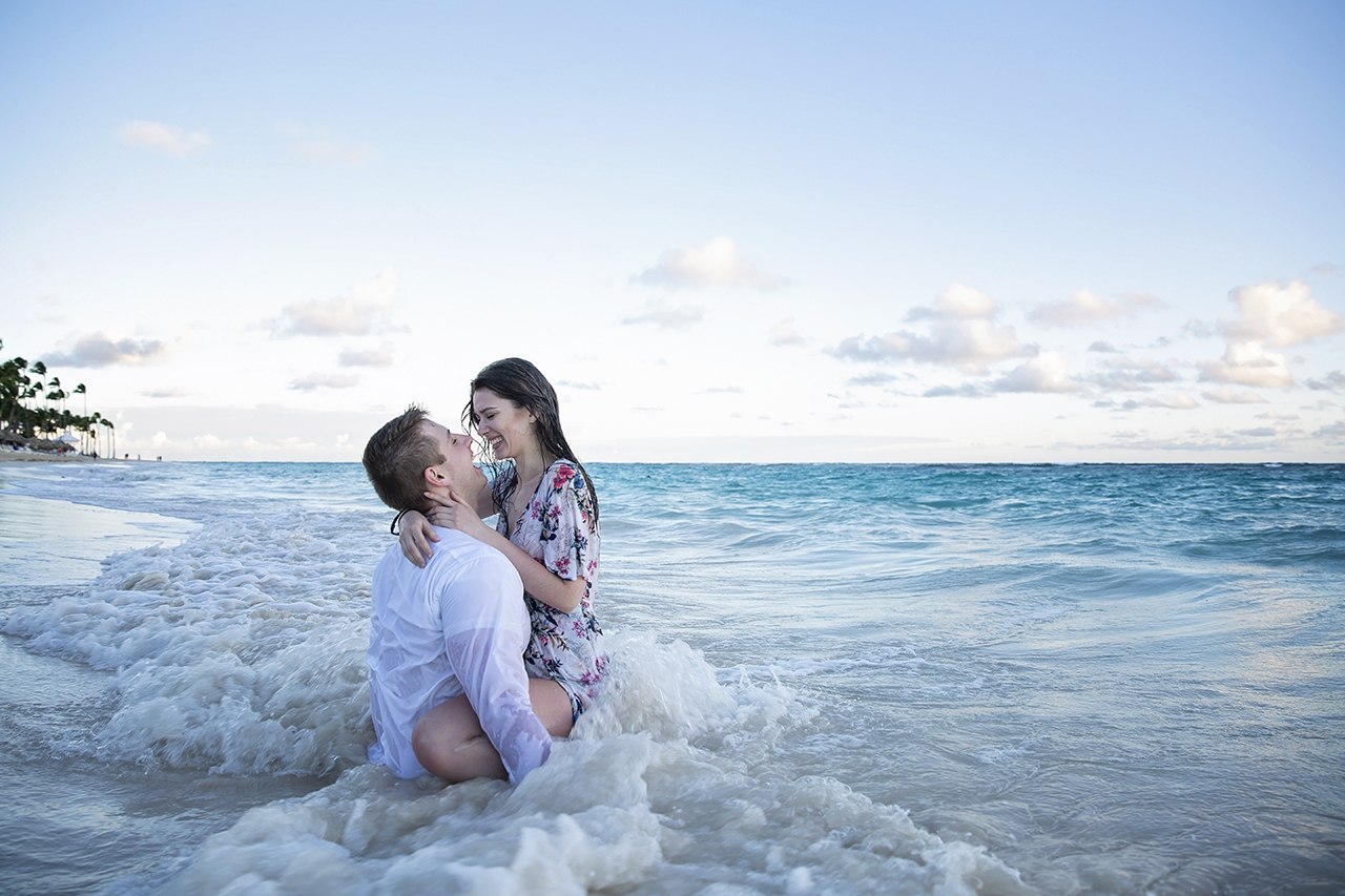 punta cana wedding photographer photoshoot on a beach with bride and groom 27