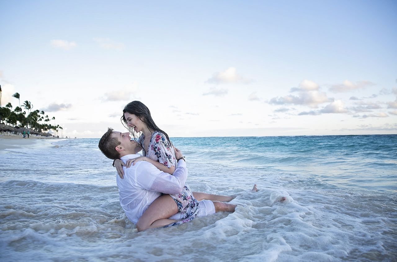 punta cana wedding photographer photoshoot on a beach with bride and groom 31