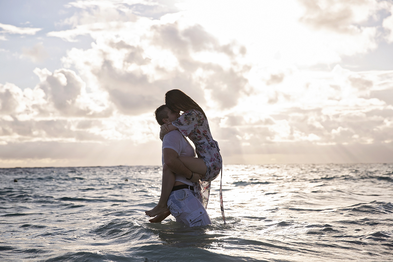punta cana wedding photographer photoshoot on a beach with bride and groom 37