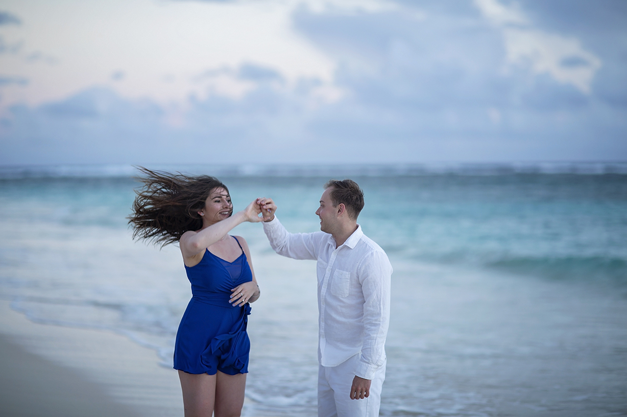 punta cana wedding photographer photoshoot on a beach with couple 14