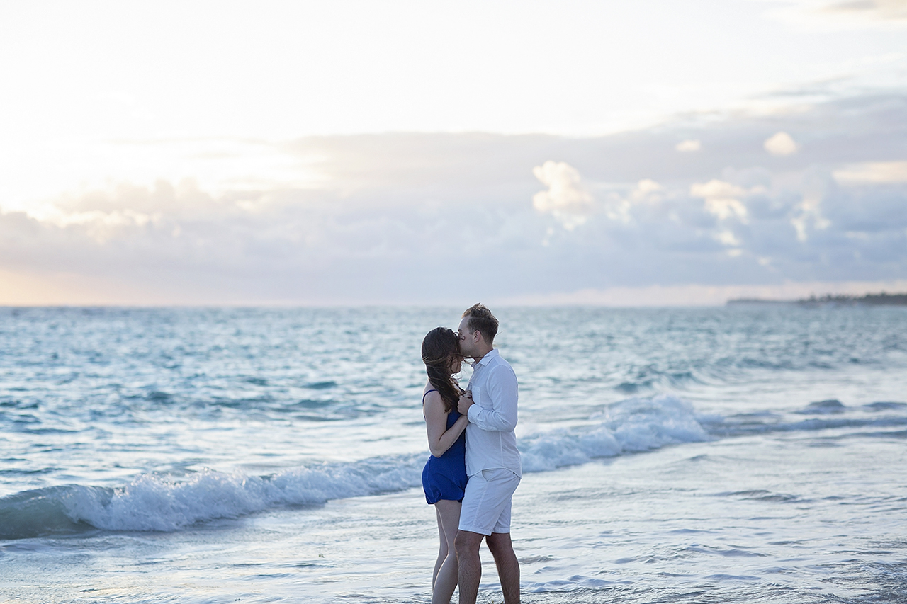 punta cana wedding photographer photoshoot on a beach with couple 31