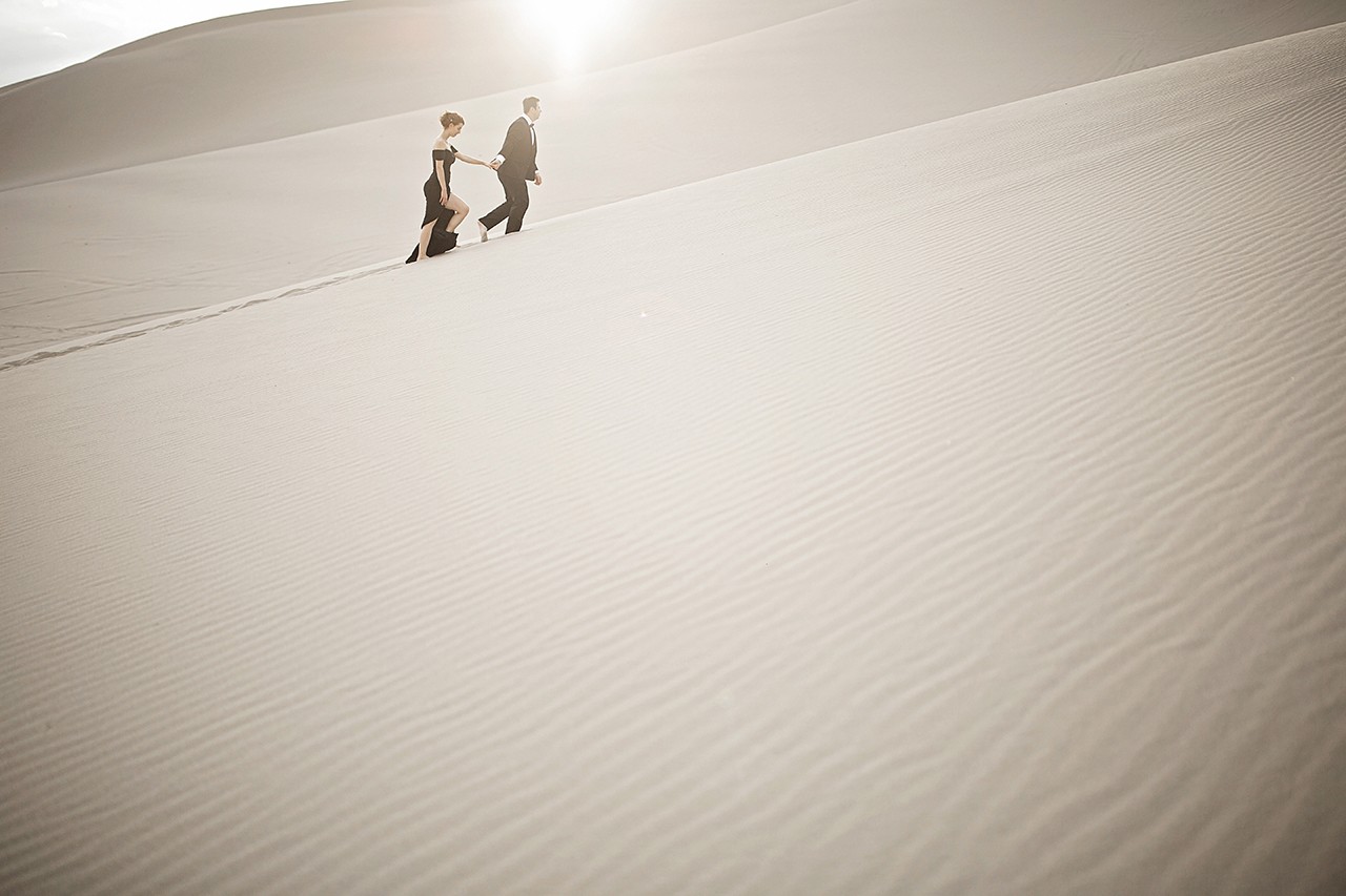 Read more about the article Sand Dunes Engagement Session